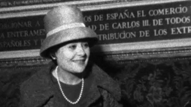 La soprano Victoria de los ngeles dona un cheque para los afectados por las riadas de 1962