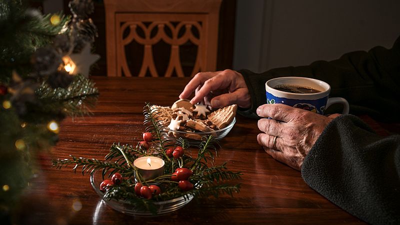 Iniciativas solidarias para paliar la soledad de los mayores en Navidad