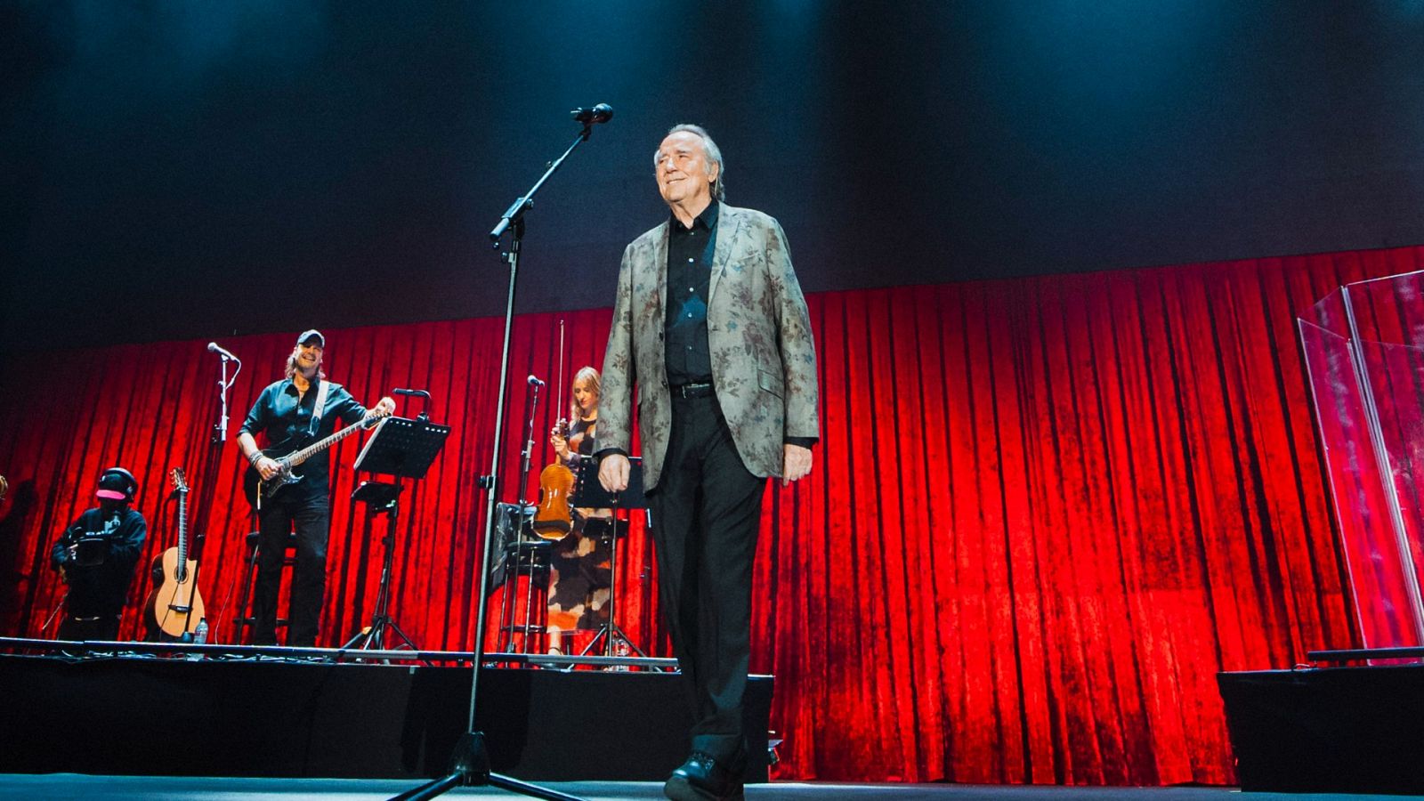 Serrat se despide de los escenarios con un concierto en Barcelona