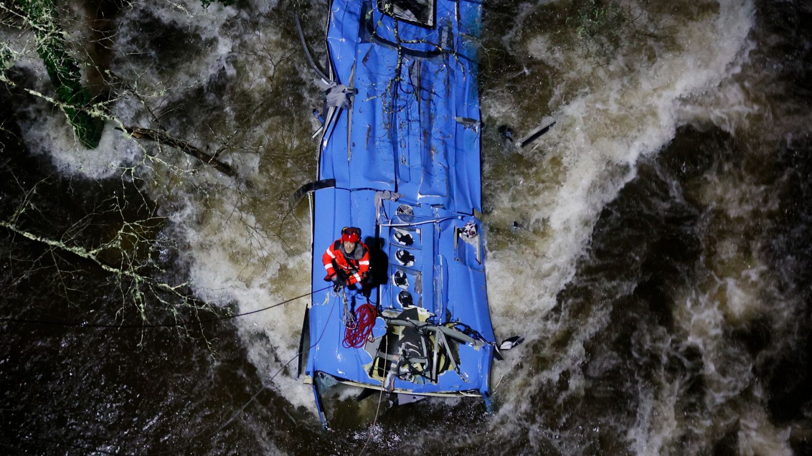 Seis muertos y dos supervivientes tras precipitarse un autobús al río Lérez