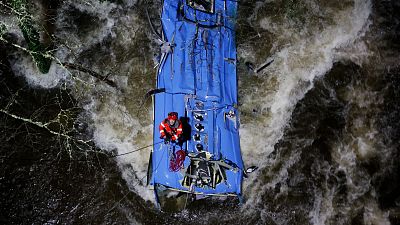 Seis muertos y dos supervivientes tras precipitarse un autobs al ro Lrez en Pontevedra