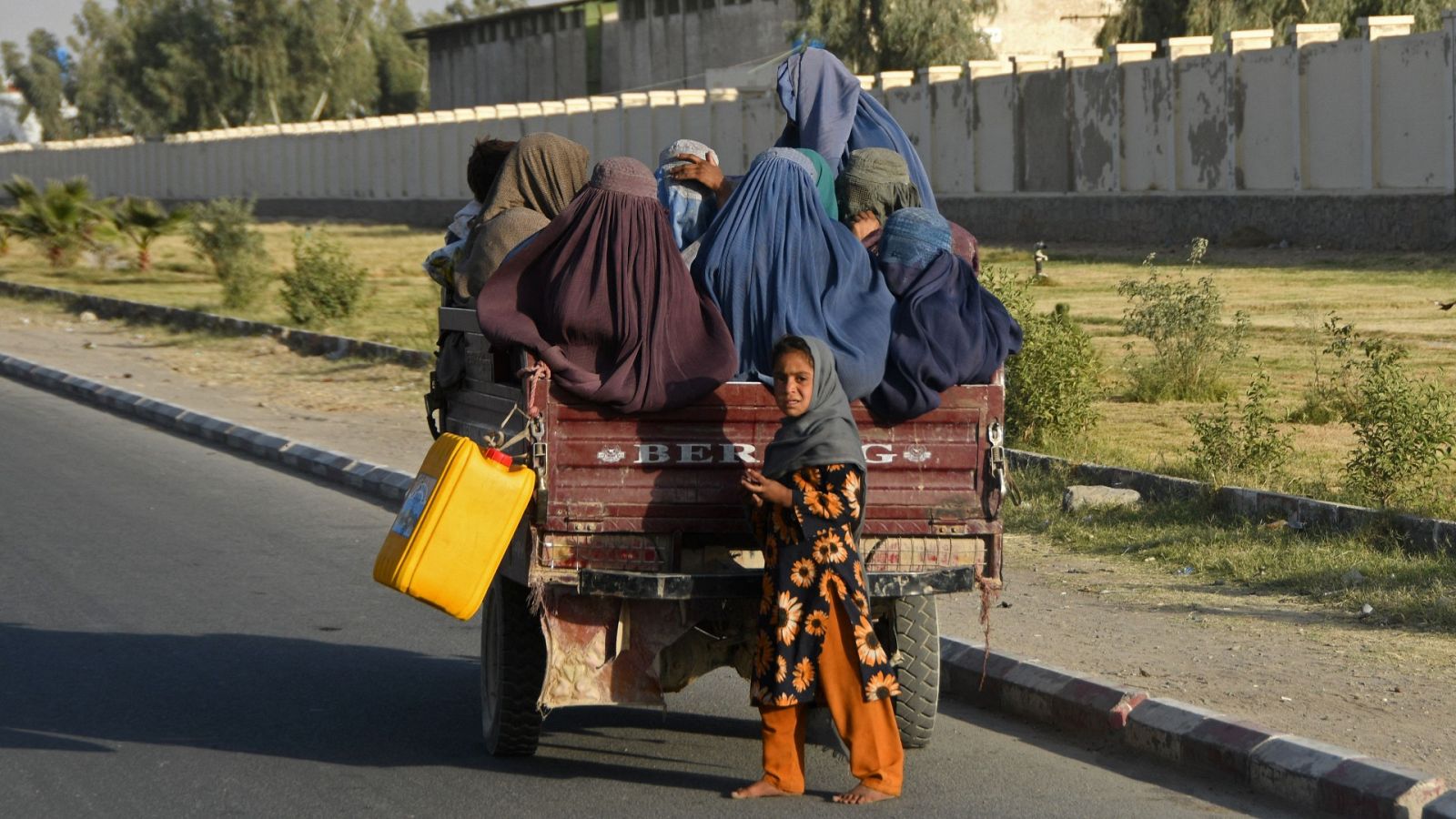 Tres ONG cesan su actividad en Afganistán en respuesta al veto talibán a las mujeres