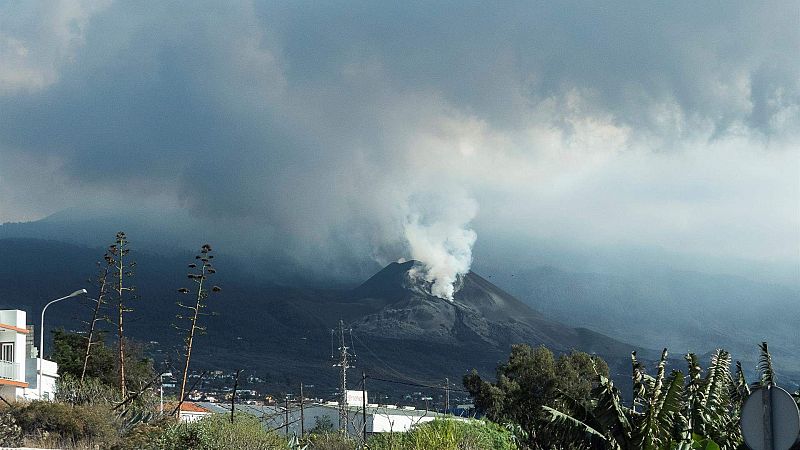 Un año del volcán de La Palma: continúan los gases tóxicos y 1.500 personas siguen fuera de sus casas o trabajos