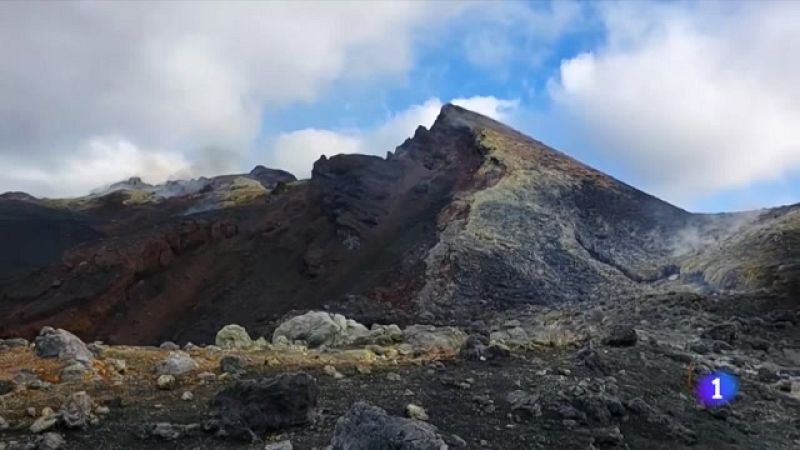 Un a�o del volc�n de La Palma: contin�an los gases t�xicos y 1.500 personas siguen fuera de sus casas o trabajos