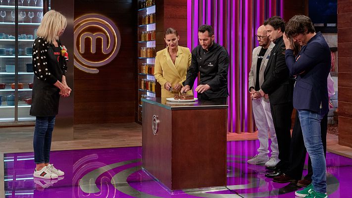 MasterChef Especial Navidad - ¡A Bibiana se le olvida quitar el molde de su postre!