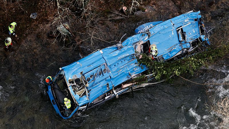 Un operativo trabaja en recuperar el autobs accidentado en Pontevedra para poder investigar las causas