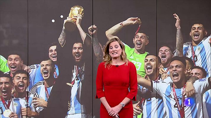 Telediario 2 - El Sevilla se entrena con sus campeones del mundo