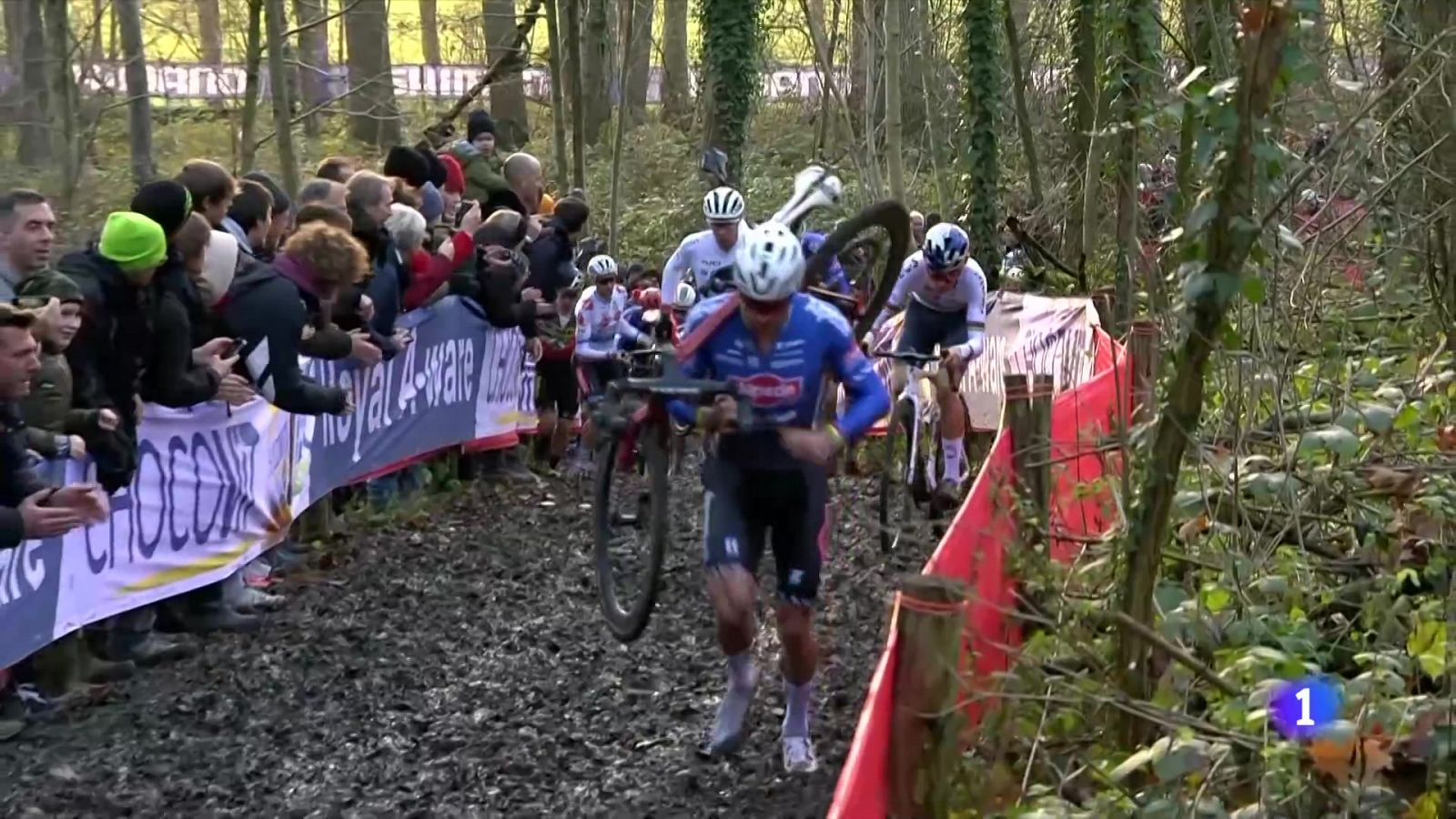 Van der Poel derrota a Van Aert y Pidcock en Gavere - ver ahora