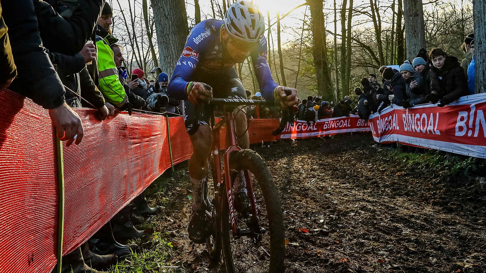 Van der Poel derrota a Van Aert y Pidcock en Gavere - ver ahora