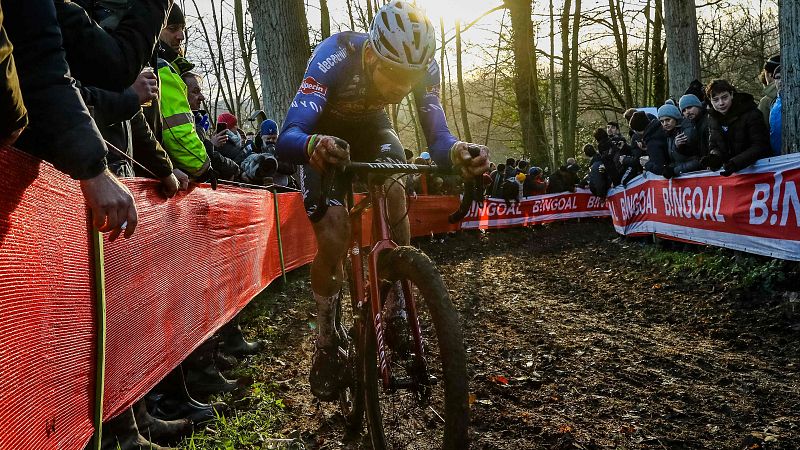 Van der Poel derrota a Van Aert y Pidcock en Gavere - ver ahora
