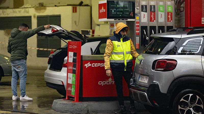 El descuento de 20 céntimos por litro de carburante dejará de ser universal en 2023 y se aplicará solo a transportistas, agricultores, pescadores y navieras, como ha anunciado el presidente del Gobierno este martes.