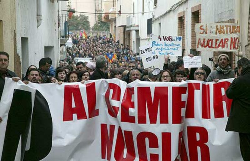  La creación de un cementerio para residuos nucleares ha abierto la polémica en diversos municipios, de cuyos consistorios depende la presentación de la candidatura. El plazo de presentación de candidaturas se agota este próximo sábado y hay posturas