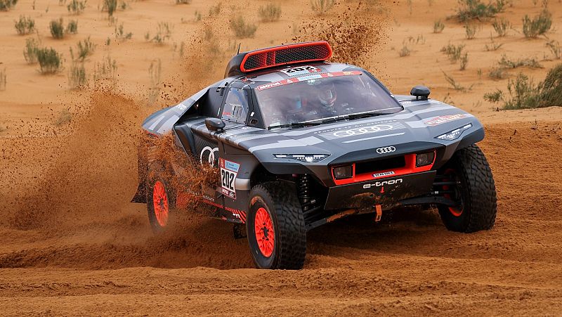 Así es el coche que Carlos Sainz llevará al Dakar 2023 explicado por Lucas Cruz