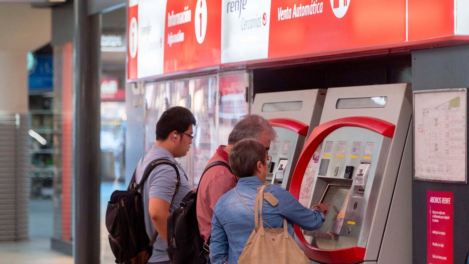 El Gobierno ha anunciado que mantendrá los decuentos en los servicios de Renfe y seguirá bonificando en un 30% el transporte público de las autonomías que aumenten el descuento otro 20% adicional.