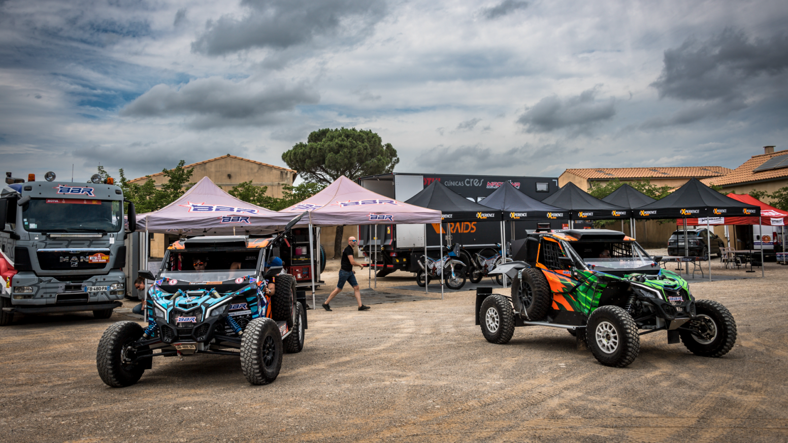 La caravana del Dakar 'se blinda' en Arabia