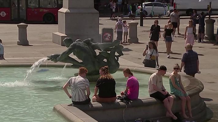 Telediario 2 - Alerta roja por calor e incendios: Reino Unido bate el récord de temperaturas en 2022