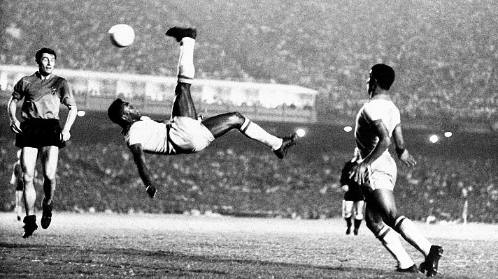 Telediario 2 - La vida de Pelé: fútbol, espectáculo y popularidad.