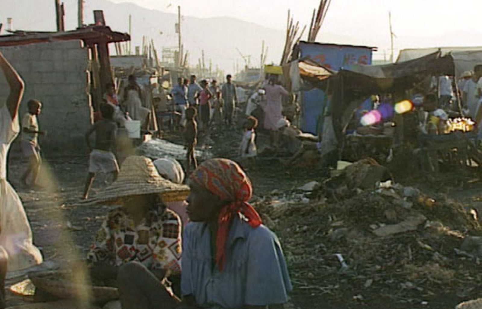 La desesperación está llevando a muchos haitianos a buscar comida incluso en los vertederos | Ver