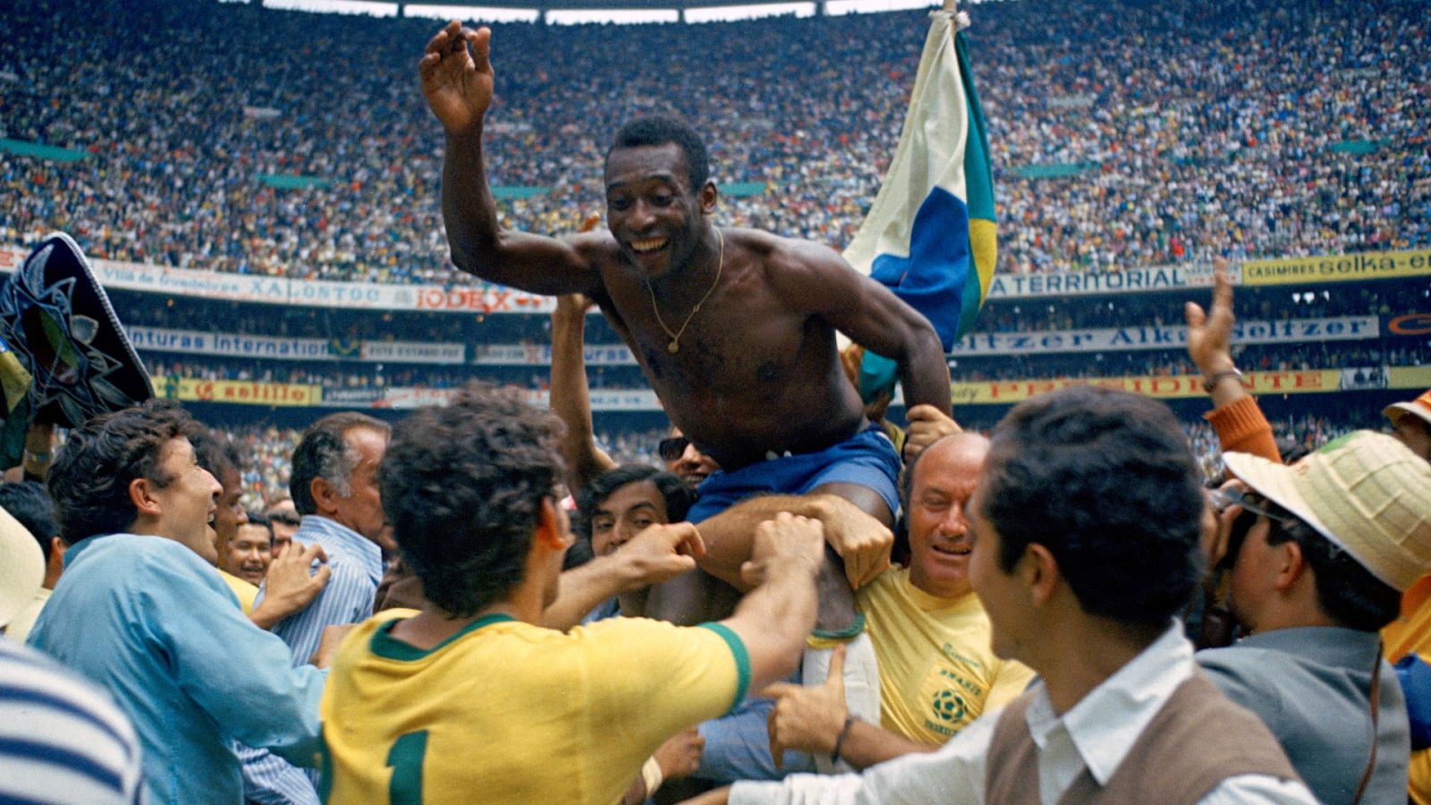 "Completo", "perfecto", "fuerte": así recuerdan a su Pelé sus contemporáneos -- Ver ahora