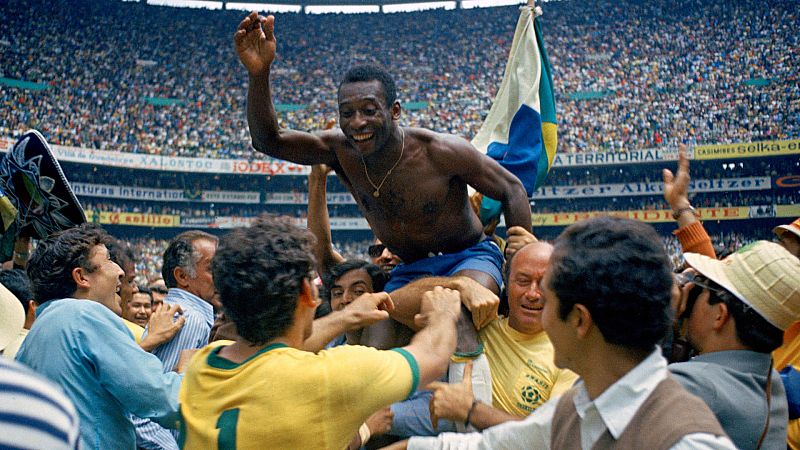 "Completo", "perfecto", "fuerte": así recuerdan a su Pelé sus contemporáneos -- Ver ahora