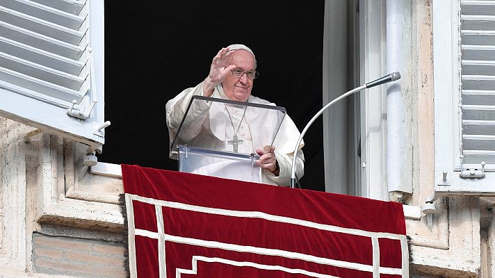 El papa Francisco reza por Benedicto XVI durante el Ángelus