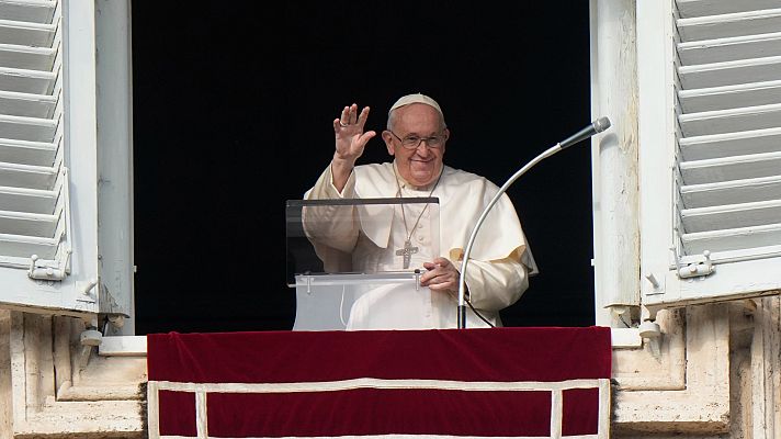 El papa recuerda a Benedicto XVI en el primer Ángelus