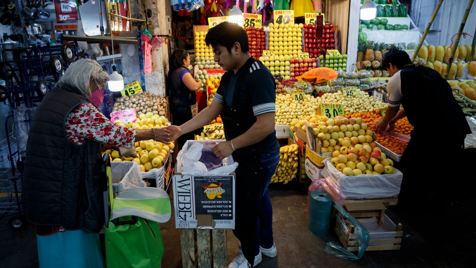 Reducción de IVA a alimentos, nuevos impuestos y subida de pensiones: lo que cambia en 2023