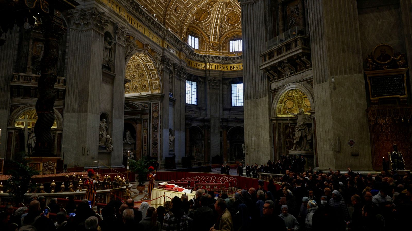 Benedicto XVI: los fieles se despiden en la capilla ardiente