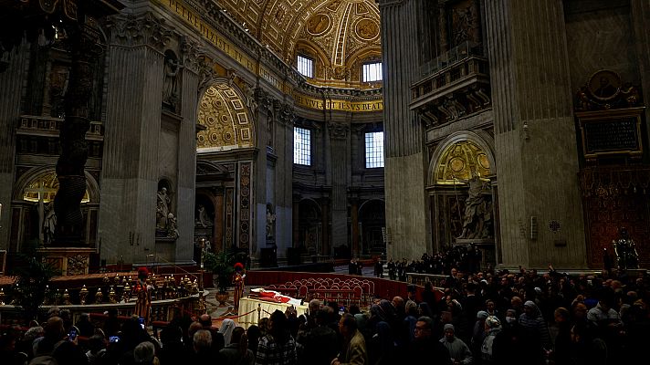 Los fieles se despiden de Benedicto XVI