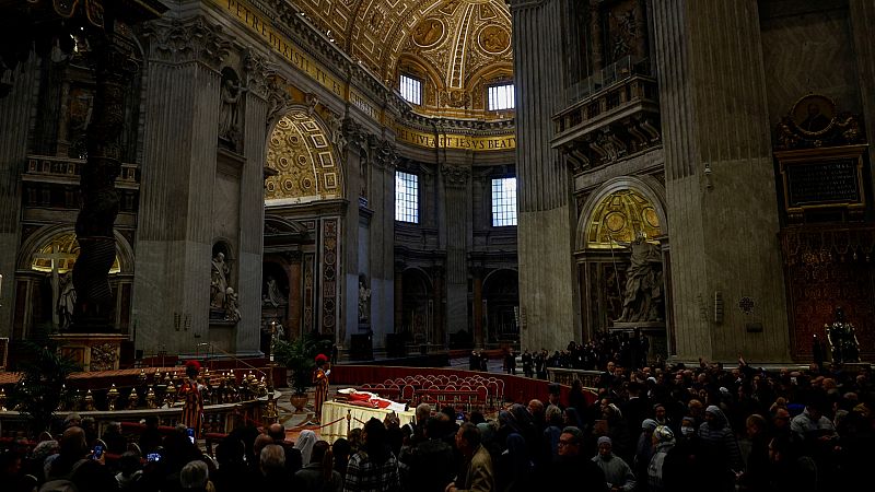 Los fieles se despiden de Benedicto XVI en la basílica de San Pedro