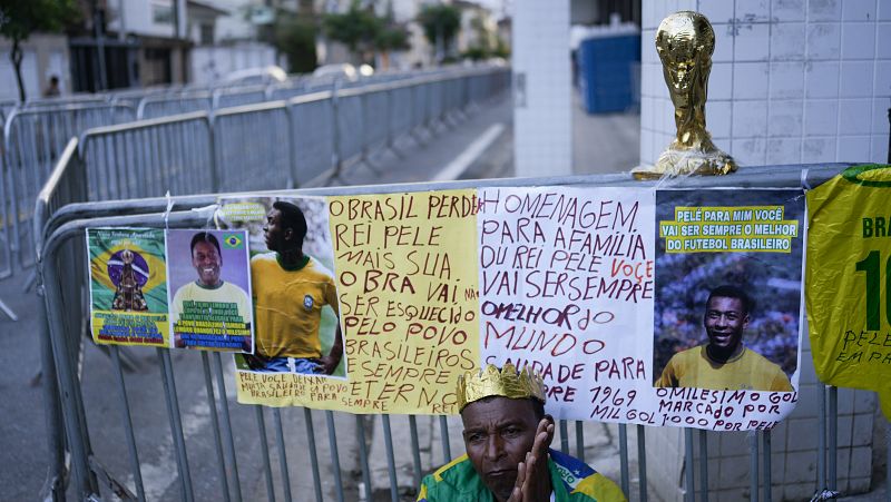 Los brasile��os acuden este lunes al velatorio de Pelé
