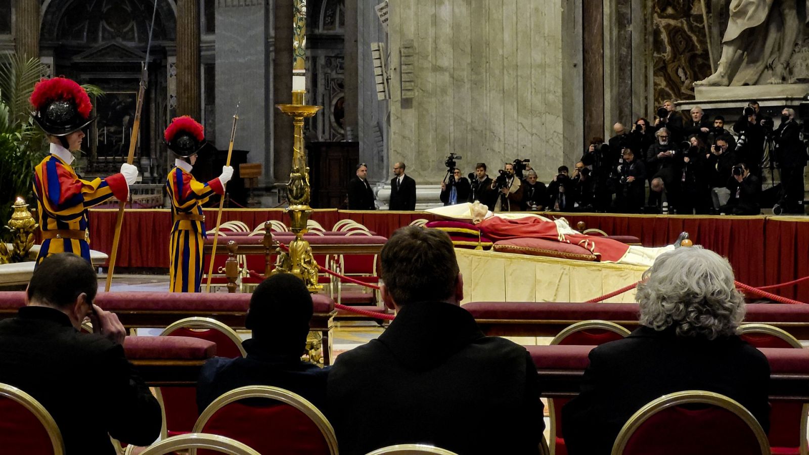 Cientos de personas despiden a Benedicto XVI