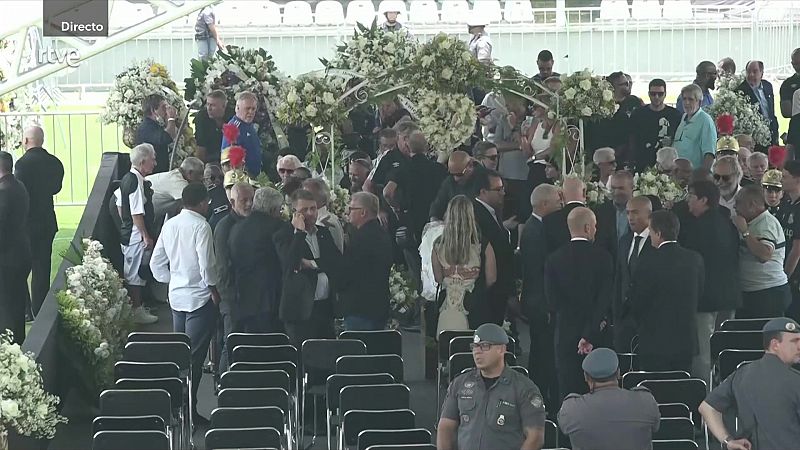 Miles de aficionados despiden a Pelé en su velatorio