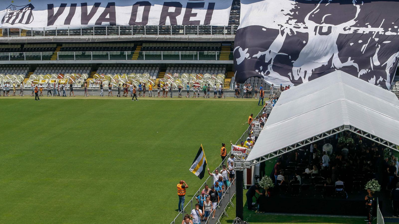 Colas en el estadio del Santos para despedir a Pelé