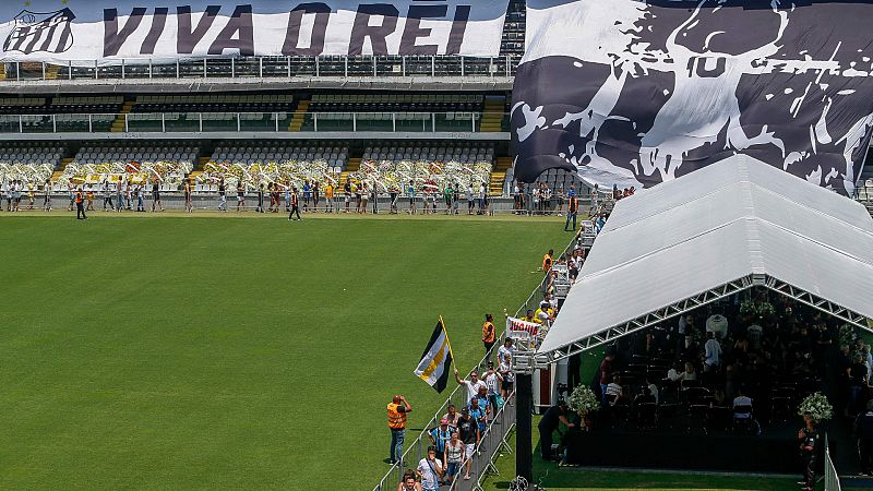 Largas colas en el estadio del Santos para dar el último adiós a Pelé - ver en RTVE Play