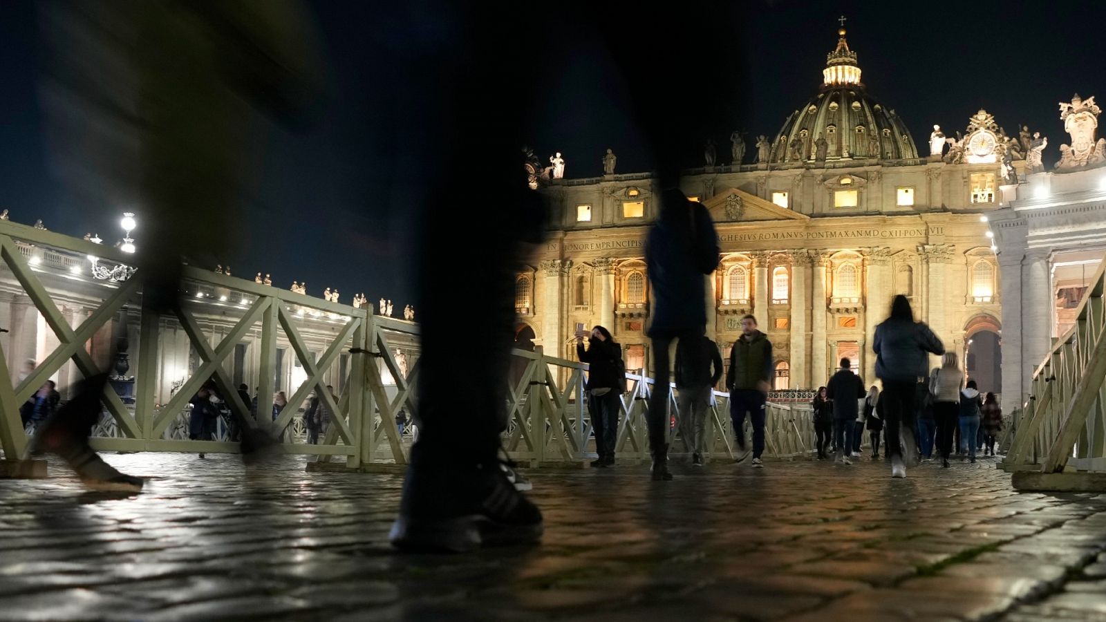 Los fieles realizan largas colas para despedirse de Benedicto XVI