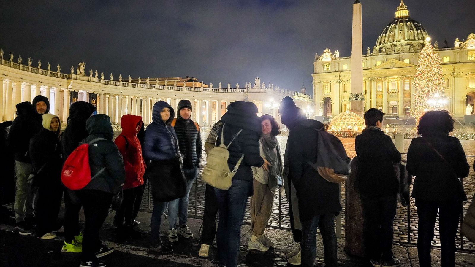 Miles de personas hacen fila para despedirse de Benedicto XVI en la Basílica de San Pedro - Ver ahora