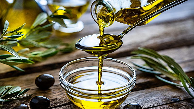 El precio del aceite de oliva sube un 62% y alcanza valores récord por el aumento de sequías y los costes de producción para los agricultores.