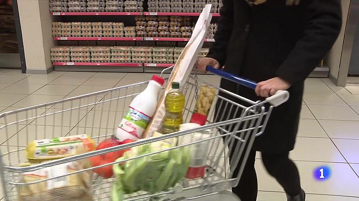 L'Informatiu - La cistella de la compra s'encareix tot i la rebaixa de l'IV