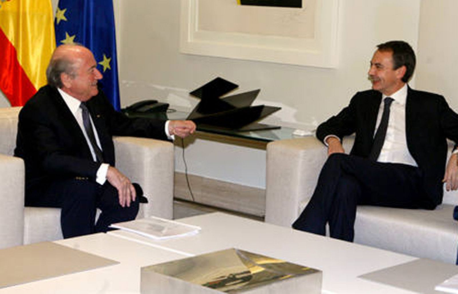 El presidente del Gobierno, José Luis Rodríguez Zapatero, ha recibido en el palacio de la Moncloa al presidente de la FIFA, Joseph Blatter, a quien le ha transmitido su apoyo a la candidatura conjunta de España y Portugal para el Mundial de fútbol de 2018 o 2022.