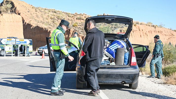 La 'rave' ilegal de La Peza, Granada, llega a su fin