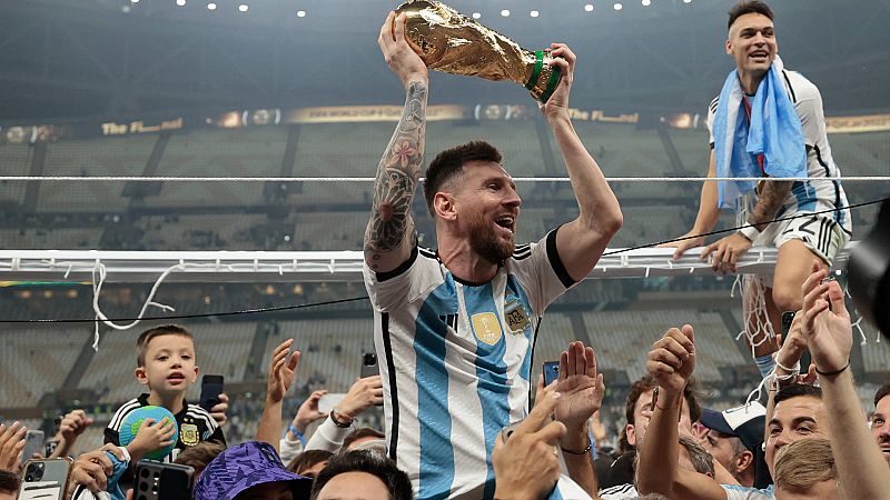 La Copa del Mundo de la icónica imagen de Leo Messi era falsa -- Ver ahora