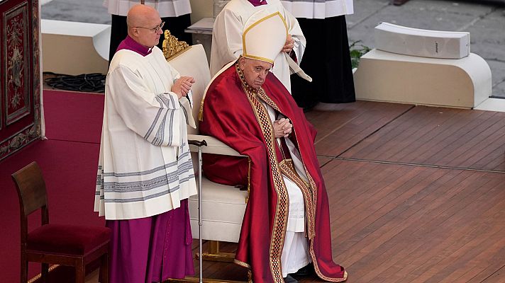 El papa Francisco despide a Benedicto XVI: "Padre, en tus manos encomendamos su espíritu"