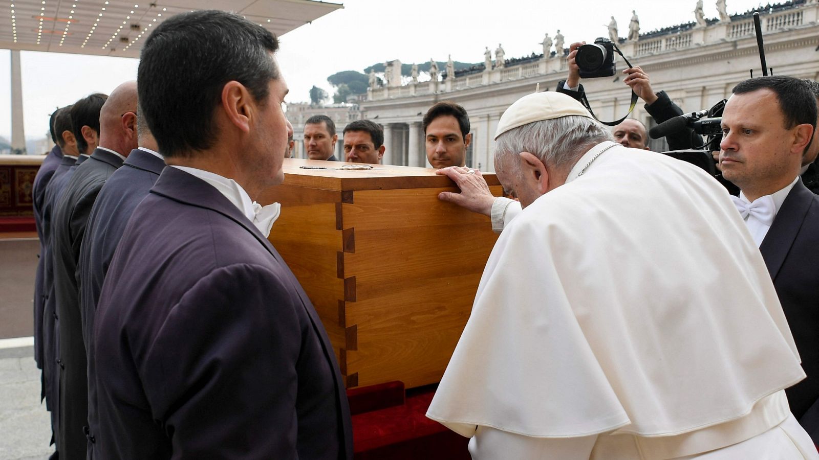 El papa Francisco reposa su mano ante el féretro de Benedicto XVI