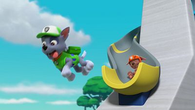 La patrulla salva a las aventureras en tirolina