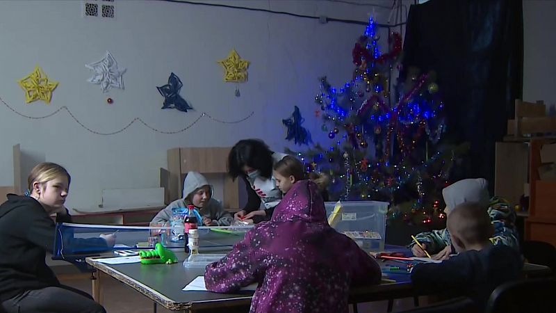 Médicos Sin fronteras ha instalado una clínica móvil para atender a las personas que huyen del frente de la guerra en Ucrania y que afrontan el frío mientras continúan los ataques.