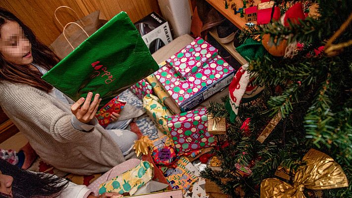 Telediario 1 - La emoción tras la llegada de Los Reyes Magos desborda a los niños en la mañana más mágica del niño