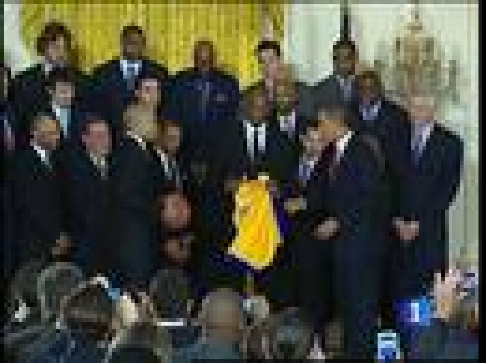 El presidente de Estados Unidos, Barak Obama, ha recibido en la Casa Blanca a los ganadores del 'Anillo' de la NBA del 2009, Los Lakers, entre los que se encontraba Pau Gasol.