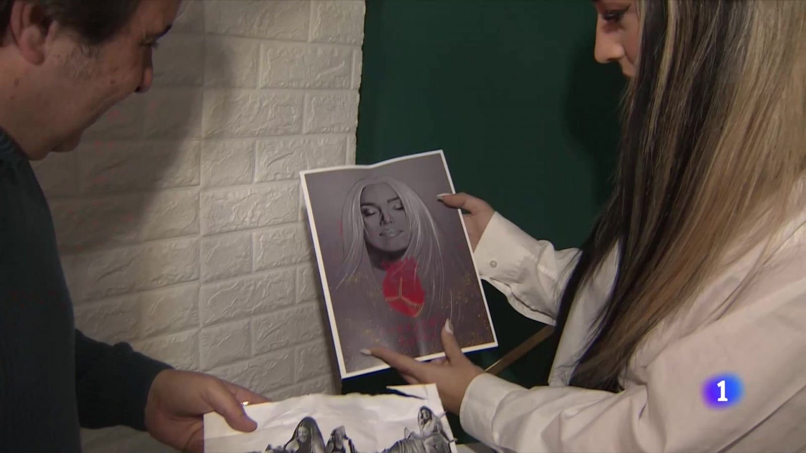 Lola Indigo actúa en casa de sus fans y estrena tema con Luis Fonsi: 'Corazones rotos' | Ver