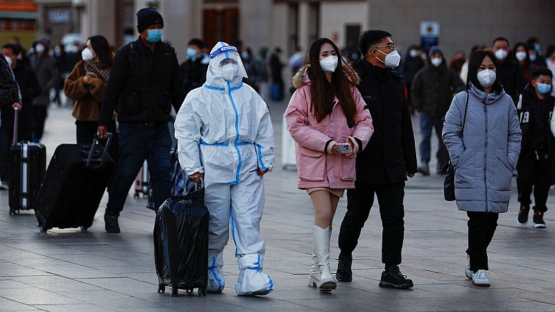China cumple tres años de la detección del nuevo coronavirus en plena ola de contagios